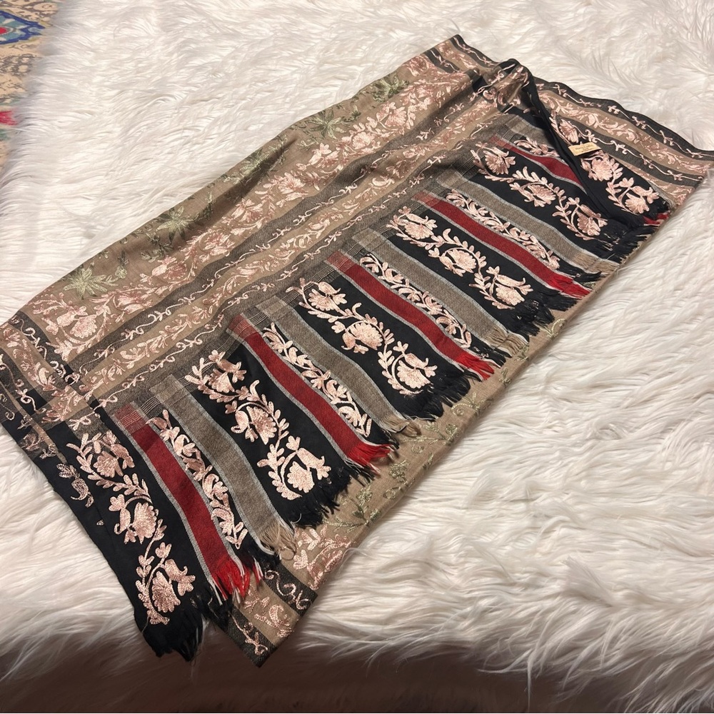 Monte Carlo shawls heavily embroidered shawl - Picture 4 of 5